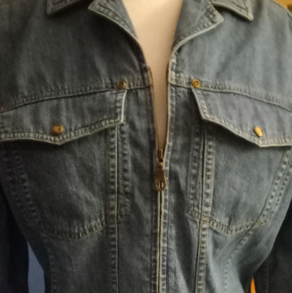 Not new,tag,vintage cropped zip up,pockets, denim blue jean jacket size small.